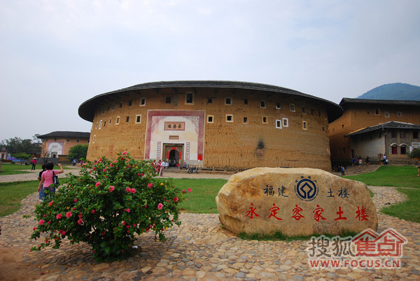 在洪坑土楼民俗村门口石牌坊前的"土楼汽车站"有往返于承启楼的永定