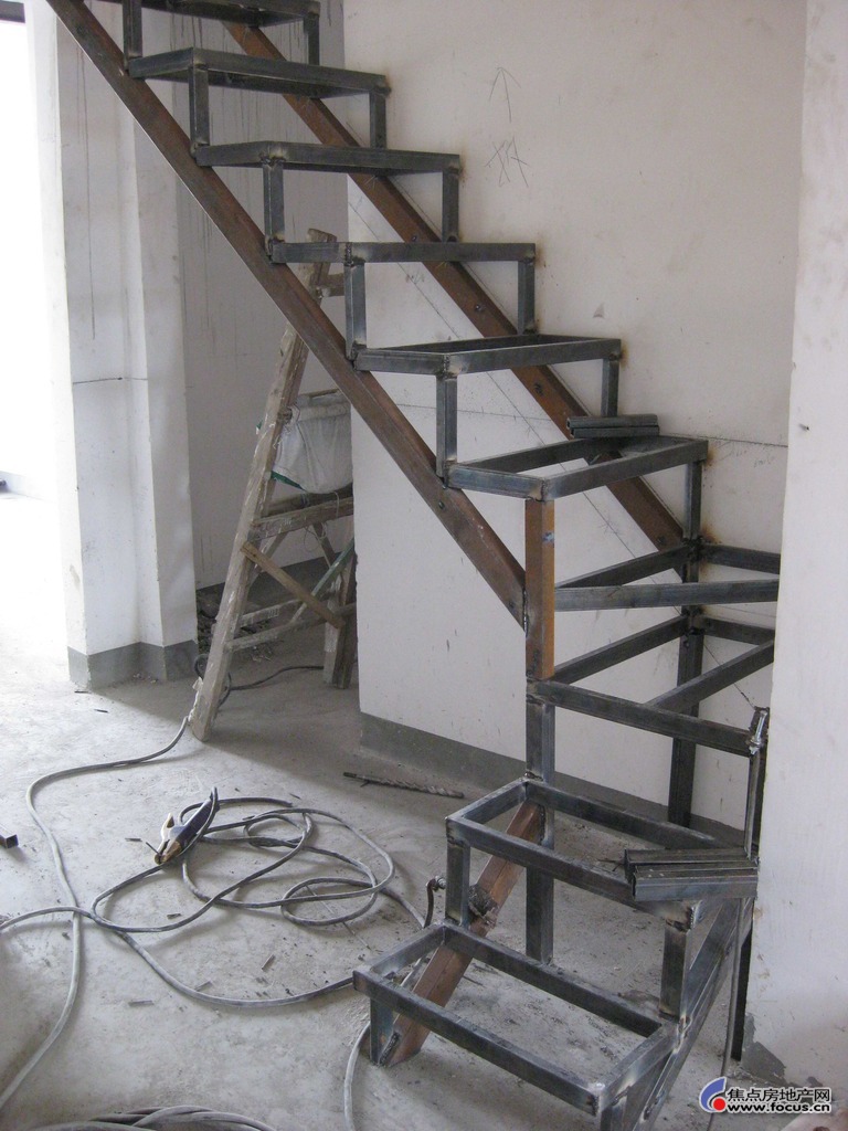 阁楼钢结构制作全过程(图片).         今天楼梯踏步基本做好了.