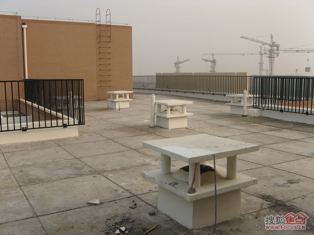 屋顶,水泥墩子是厨房或卫生间的排气烟道,旁边的立管是厨卫排水立管