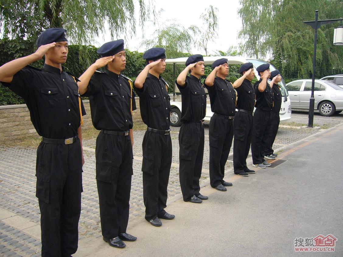 图:长城物业赢海庄园服务中心部分秩序维护员整装训练