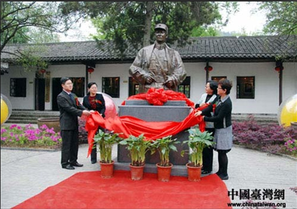 孙立人铜像揭幕,与会嘉宾在孙立人故居前合影留念.