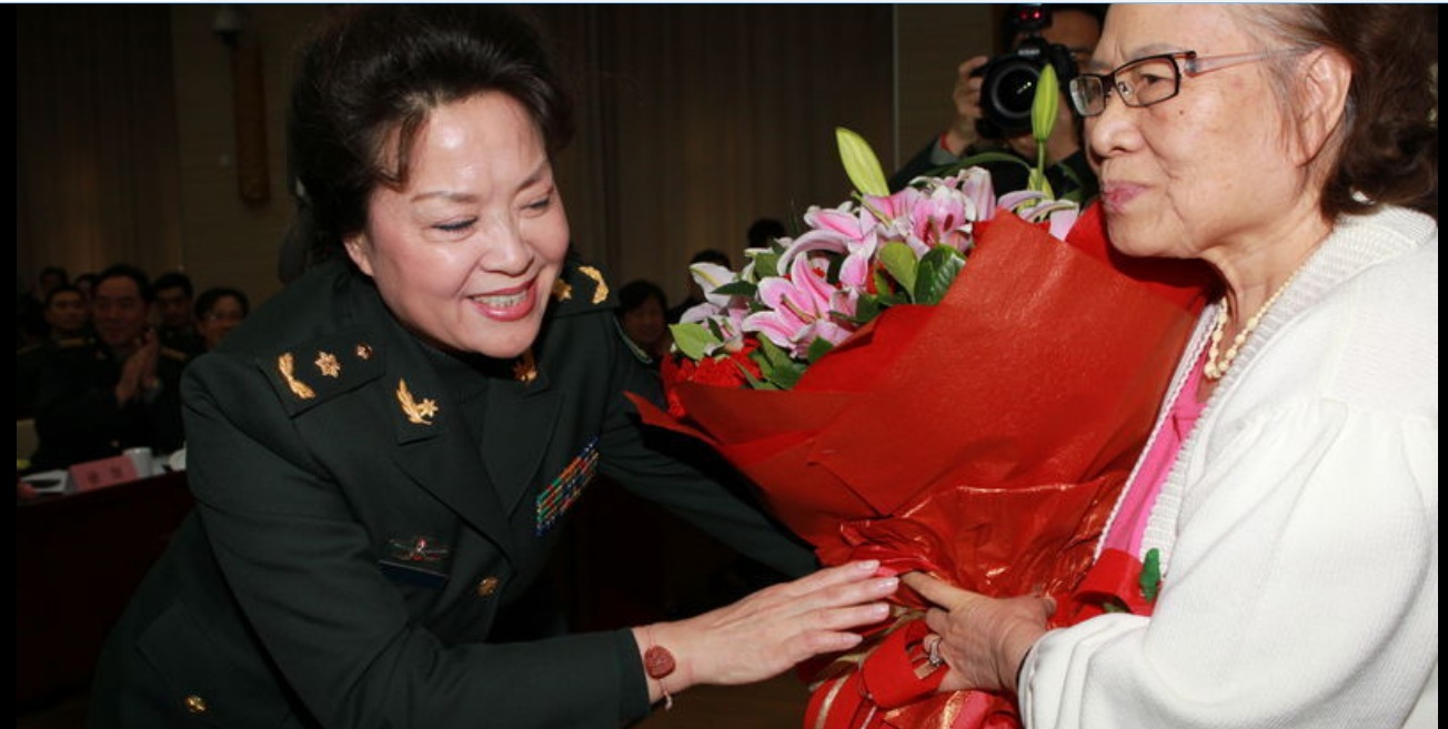 图为韩芝萍献花给恩师郭淑珍.