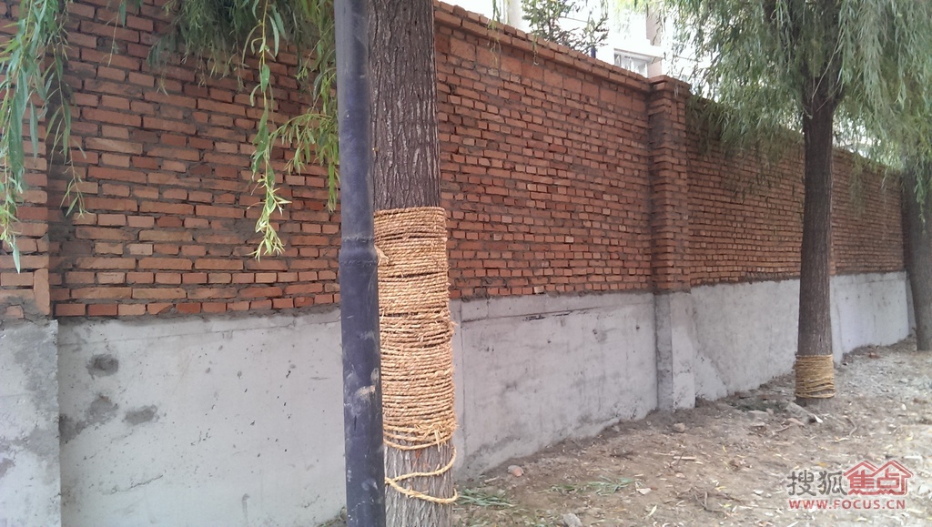 图:今天拆掉别墅的北侧西门的小区也被建成了,现在发现了这个样地!昆山新村密友图围墙图片