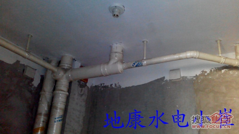 卫生间马桶的下水管及预留的中水管,后期建议再加装一个自来水口备用