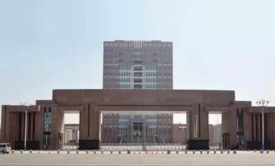 沧州一中坐落于市区风光旖旎的御河东畔,始建于1913年.