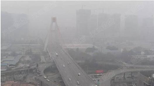 面对今冬持续出现的雾霾天气,不少市民纷纷表示——曾经成都的初冬