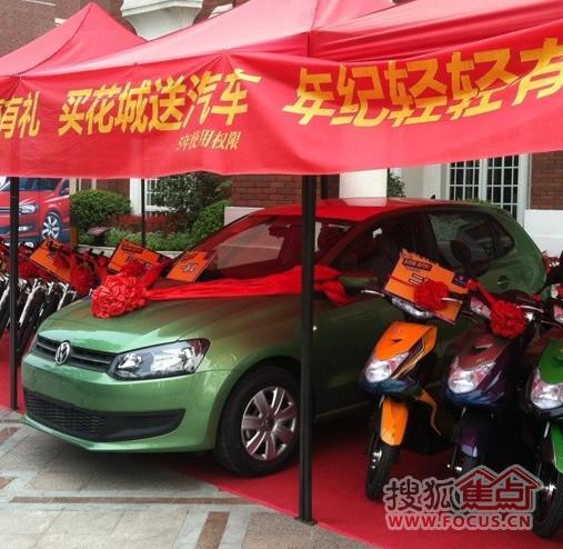 个大众汽车就得七八万,电动车和自信车至少也得好几千呢.高清图片