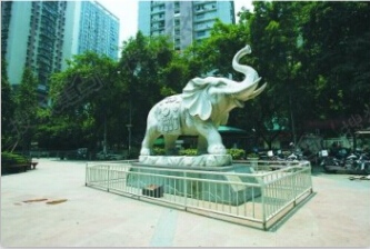 白象街是当时重庆最繁华的街道, 其青狮白象锁大江, 锁住财富吉祥