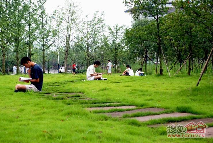 教育配套:4大高重庆大学城中央公园; 晨读;;; 领导到重庆大学城视察