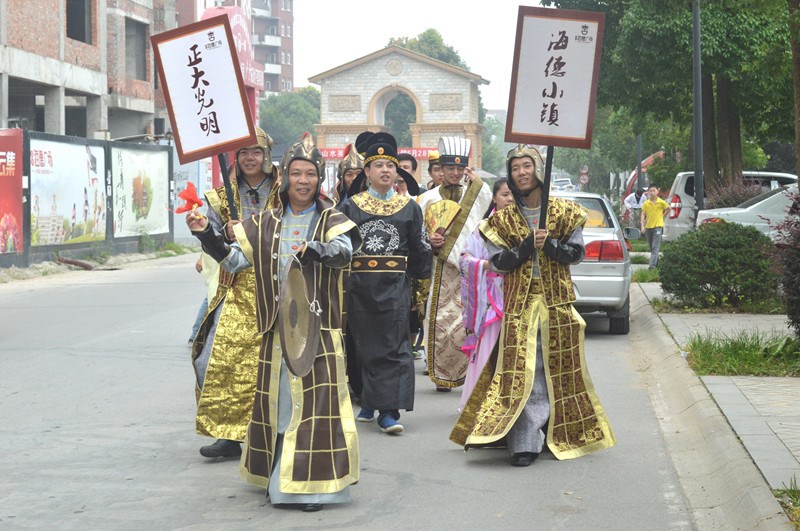 通过街市布景以及古代风格的服饰,让人有一种穿越到古代的代入感