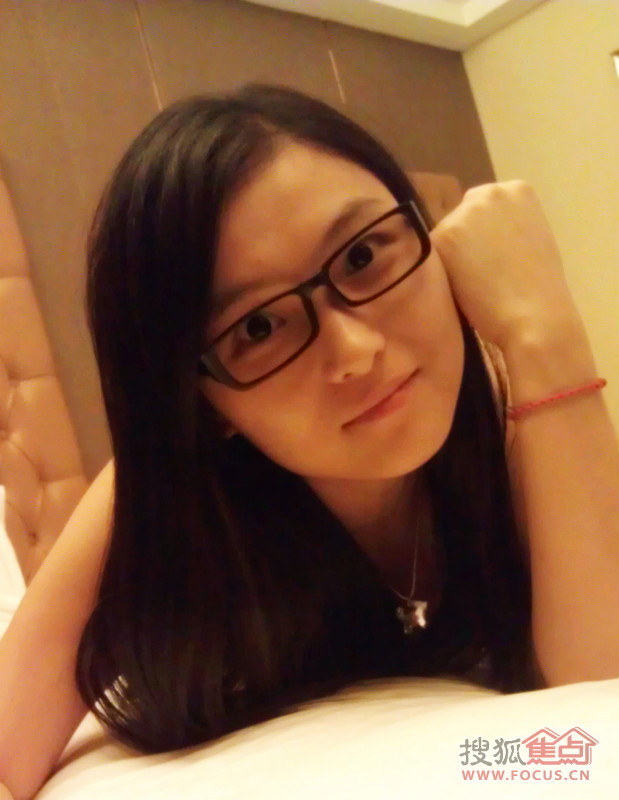 目前,网上关于她高调征婚的帖子,点击率已超过十万,网友称她"女王姐".