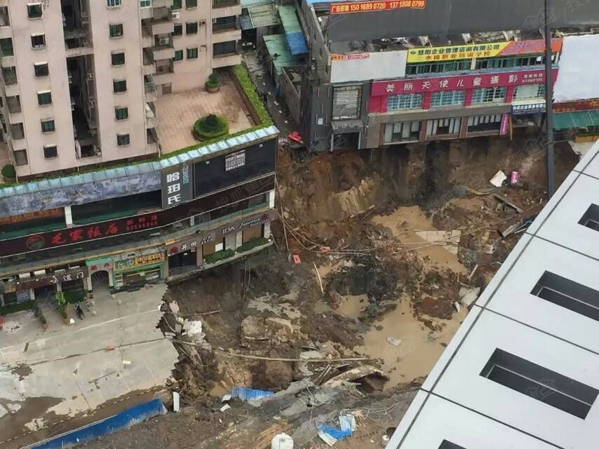 13日8点左右,莞惠城轨常平段,联邦广场露天停车场旁,发生塌陷