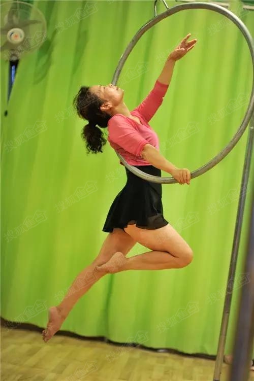 79岁老太跳钢管舞图片