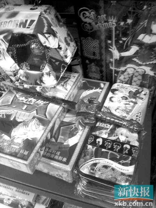 图:东莞中学初中部门前书店卖黄碟