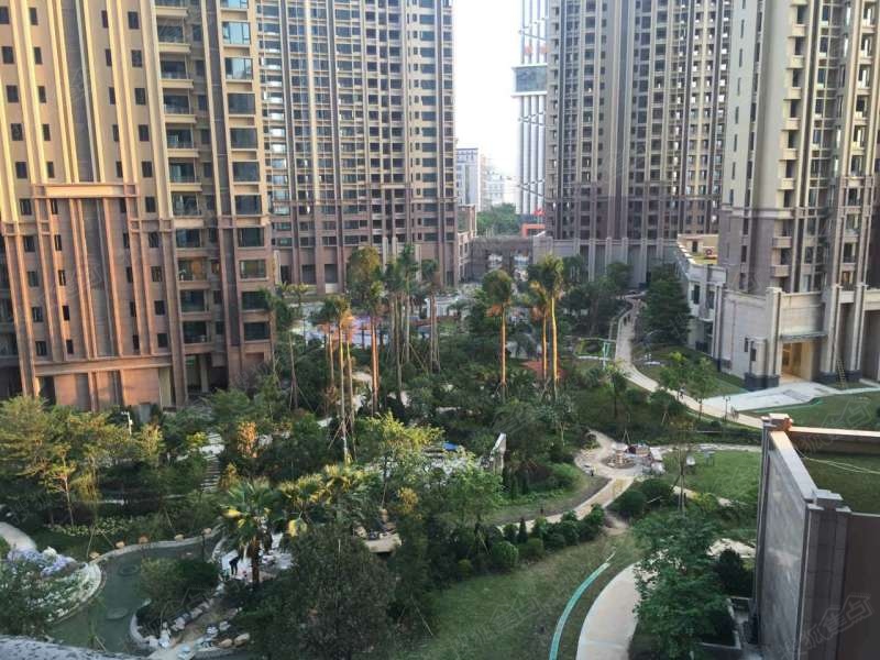 趁着有空去看了看房,去了时代廊桥和中建灯湖领秀,先去的是灯湖领秀