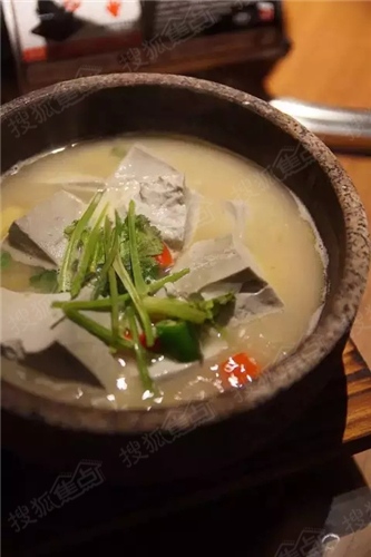 苗寨石磨豆腐_得撒石磨豆腐村豆腐宴_海鲜石磨小豆腐(4)
