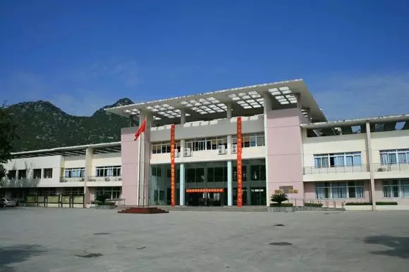 奎光学校是经桂林市教育局批准的一所全日制民办学校.