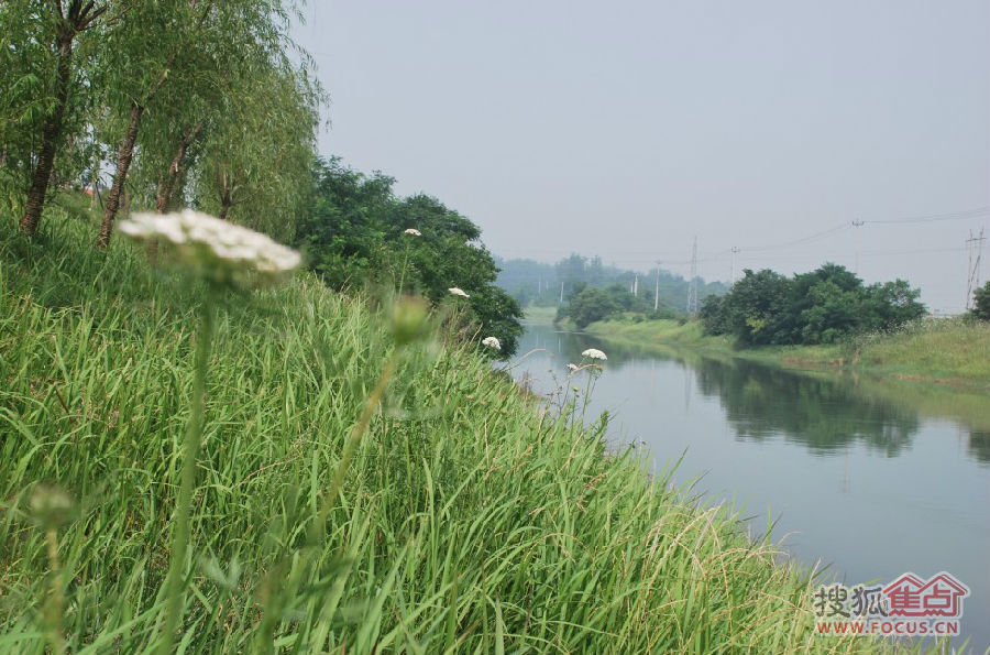 "滁河干渠的全貌,北城世纪城面朝梅冲湖,滁河干渠穿城而过,这里的