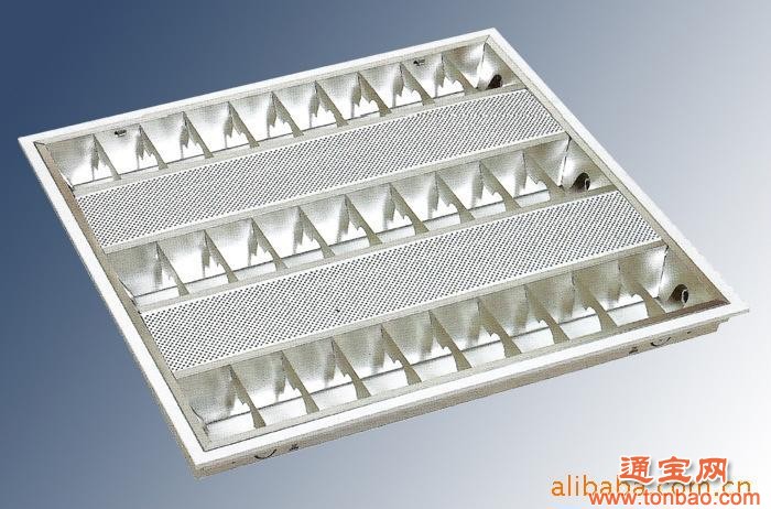 格栅灯:T5,V型格栅,镜面安装方式:嵌入式功率:3x14W产品尺寸:598*598*50mm 灯具材质:1、灯体采用0.5mm优质冷扎钢板制造,表面经除锈、除油、防锈及静电粉末喷涂处理,美观耐用,不易生锈。2、格栅罩采用镜面铝或哑光铝制造,正常使用10年光色不变。适用场所:写字楼、学校、行政办公楼、商场、机场、工厂等。 型号 额定功率功率因数流明系数灯电流波峰比适应光源 平均寿命RXDBZ214-5492X14W0.