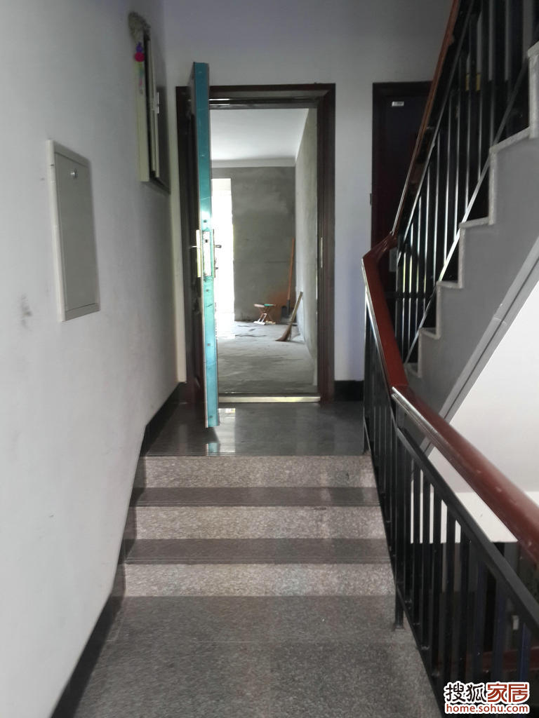 楼梯斜坡下鞋柜