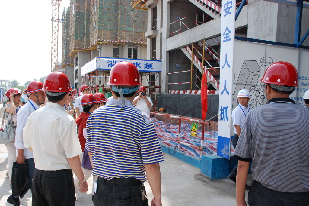 参观施工中央花园施工现场