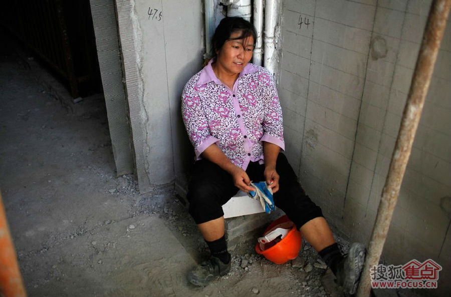 女农民工在建筑工地的生活
