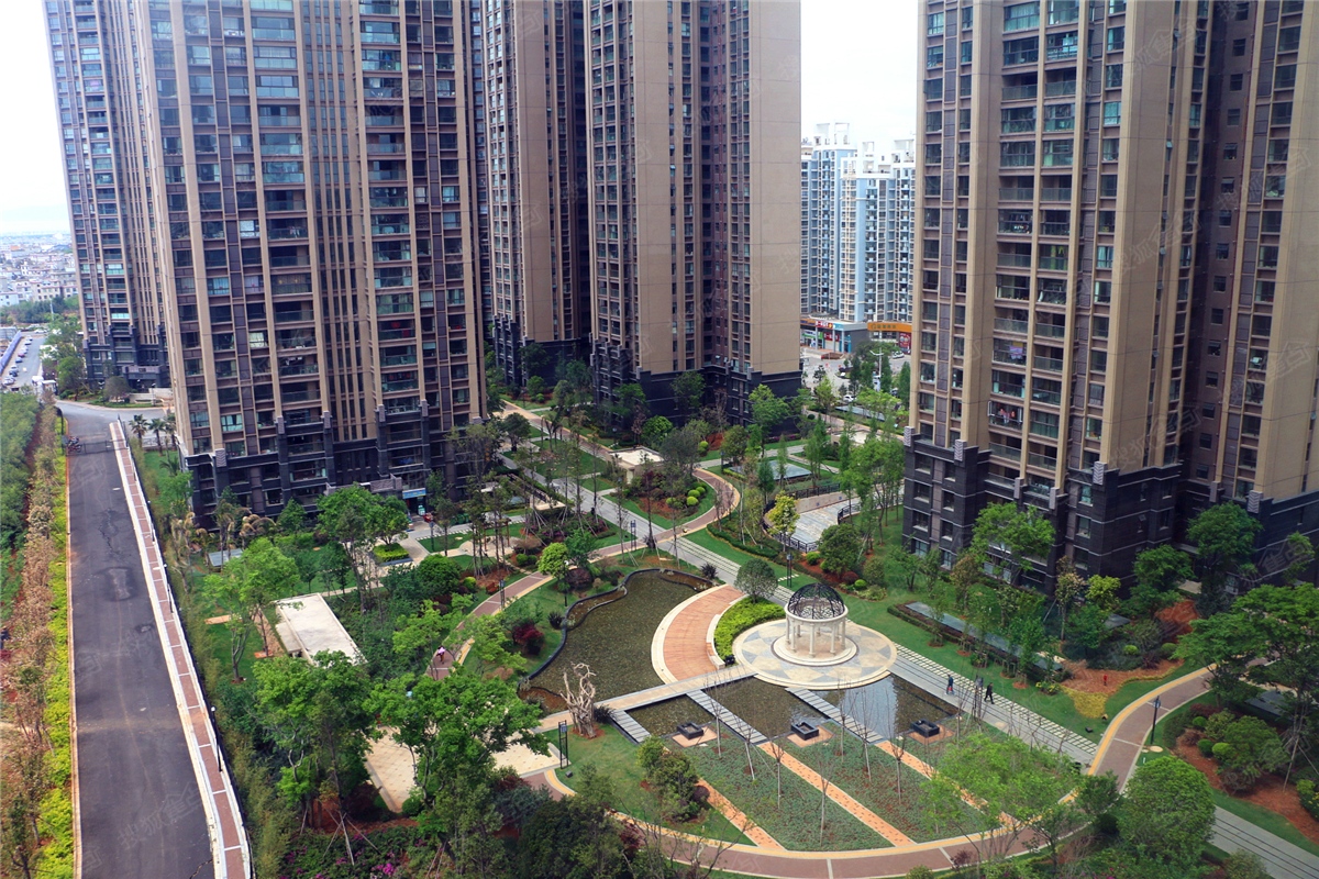 七彩云南第壹城实景—橙香苑中央景观俯瞰实景