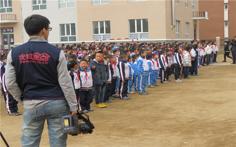 牡丹江团市委流动的青少年开进北安小学