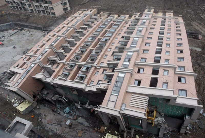 上海莲花南路一在建住宅楼轰然倒塌