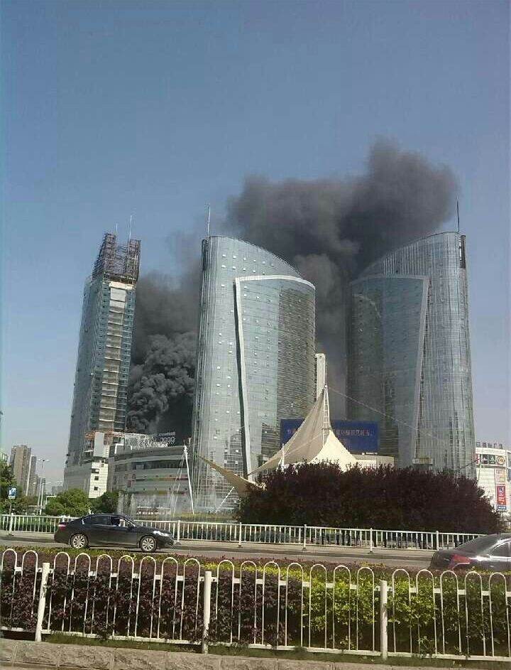 光谷国际广场附近发生火灾已被扑灭图
