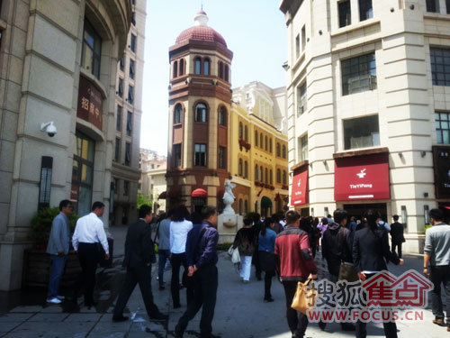 创造性的采用纯欧陆风情的建筑风格,引入欧洲前沿商街规划理念,首创坡