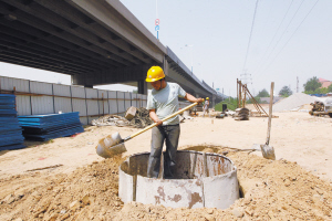 (原标题:新胜利大街和平路桥开始人工打桩)   昨日(5月20日)上午9