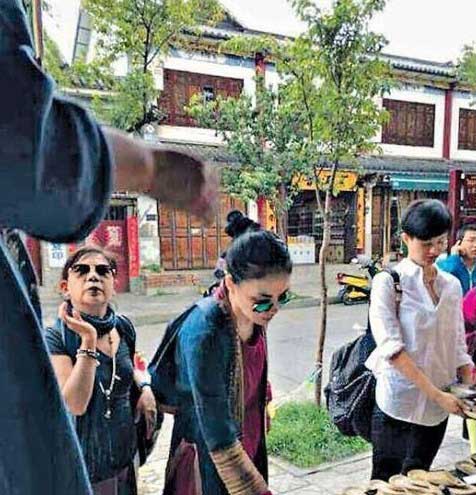 王菲穿民族服装逛大理小店 笑容灿烂-房产新闻-大理