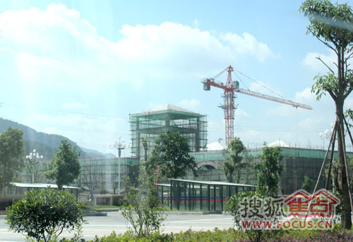 贵安新天地奥特莱斯购物广场雏形已现 奥特莱斯购物广场旁41 56㎡沿高清图片