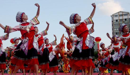 据了解,摆手舞是土家族古老的传统舞蹈,主要流传在鄂,湘,渝交界的