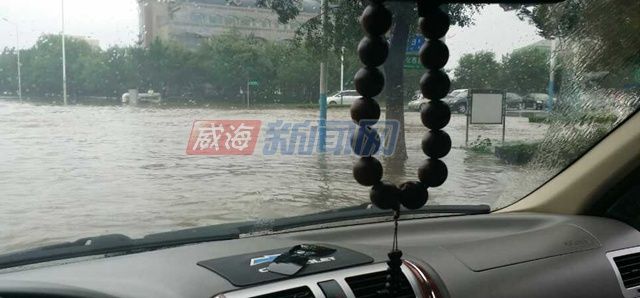 实拍山东威海大雨科技路大连路交叉口路况实景
