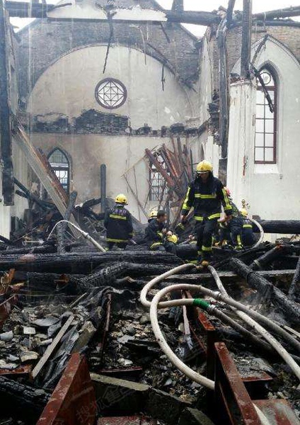 宁波老外滩天主教堂起火 地标性建筑损毁严重