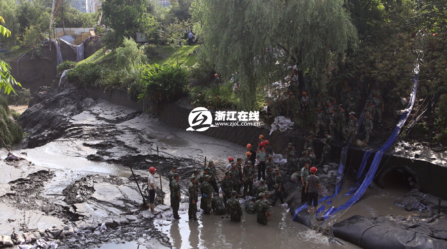杭州地铁四号线附近路面突然塌陷-杭州地铁4号线附近路面塌陷 河水倒...图片 689127 886x493
