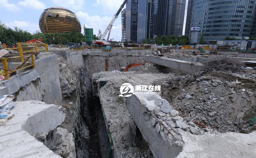 杭州路面突然塌陷图片 741938 884x545