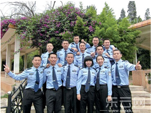 牺牲警员柳成涵(2排左1,刘店(2排左3)在警校与同学的合影
