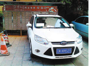"霸道"车主乱停车挡住报纸箱 图方便遇上鬼火绿
