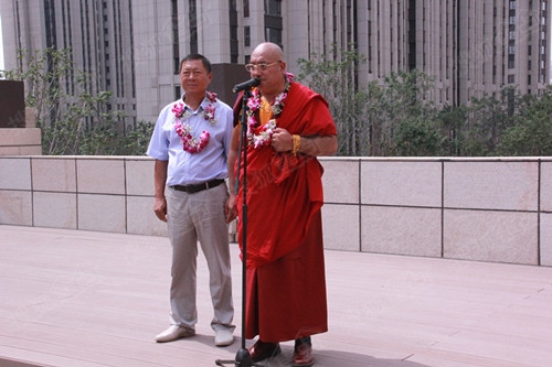 堪布 更尕松保仁波切活佛祝福宝宇天峰