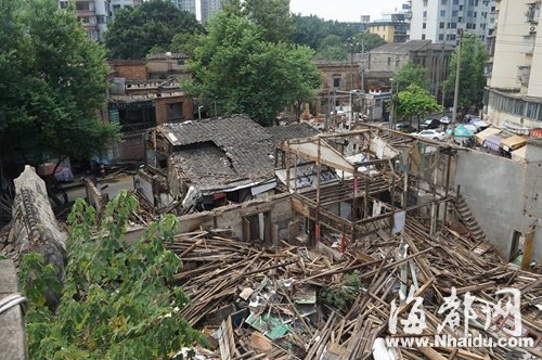 中平路乐群芳楼等老宅的内部大多已被拆,空留四周的围墙