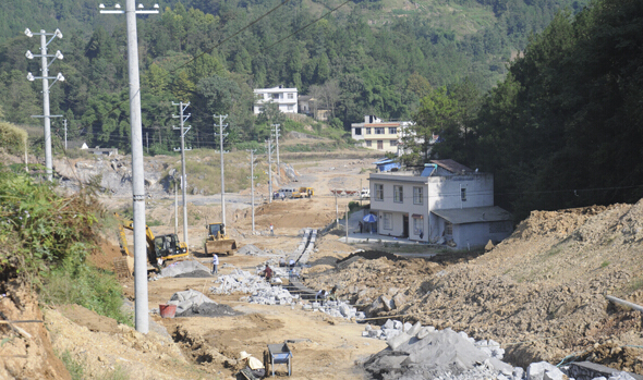 恩施龙凤镇双堰塘移民搬迁居民点建设正酣