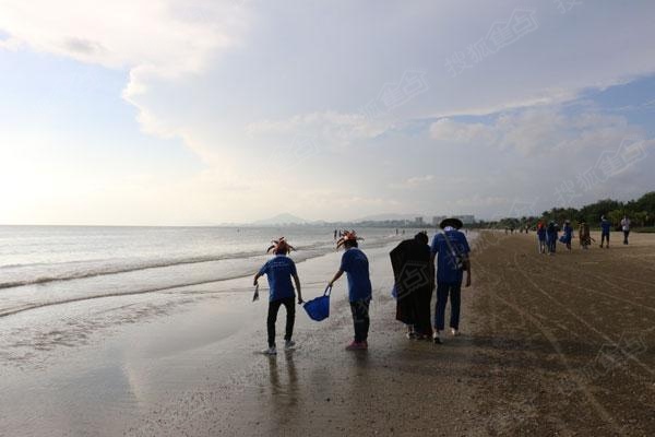 万圣节化身鬼怪做公益 三亚领海清沙活动圆满落幕