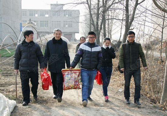 志愿者协会,对阜南县朱寨镇和赵集镇的2户特困学生家庭进行了走访慰问