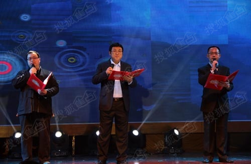 三家网络媒体负责人共同朗诵《感激2014》 三家网络媒体负责人共同朗诵《感激2014》