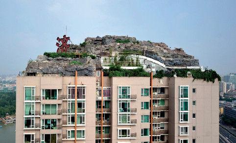 　2013年北京紫竹院路人济山庄4号楼顶违建别墅被媒体曝光，并被称为”北京最牛违建“。