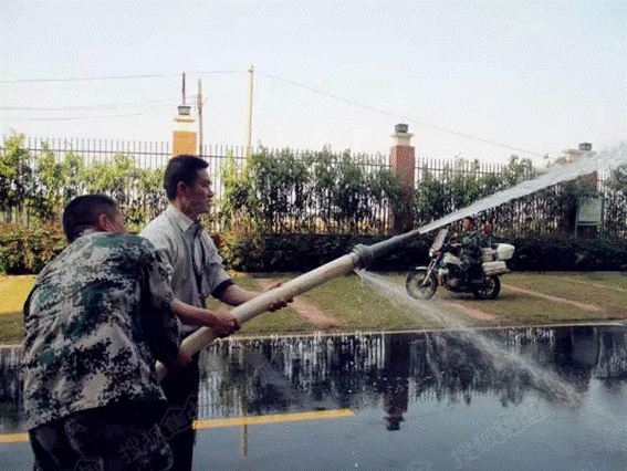 (图:各部门同心协力—使用消防水枪冲洗路面)