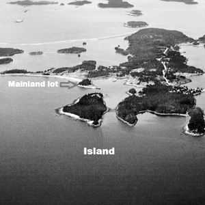 加拿大戴德门岛（1元起拍） 　　海岛面积59085平方米，四面临水，有一个400英尺长的码头，几块平整的土地上点缀着绿色植物，是很多鸟类的栖息地。邻近陆地，离最近的小镇只有10-15分钟车程。